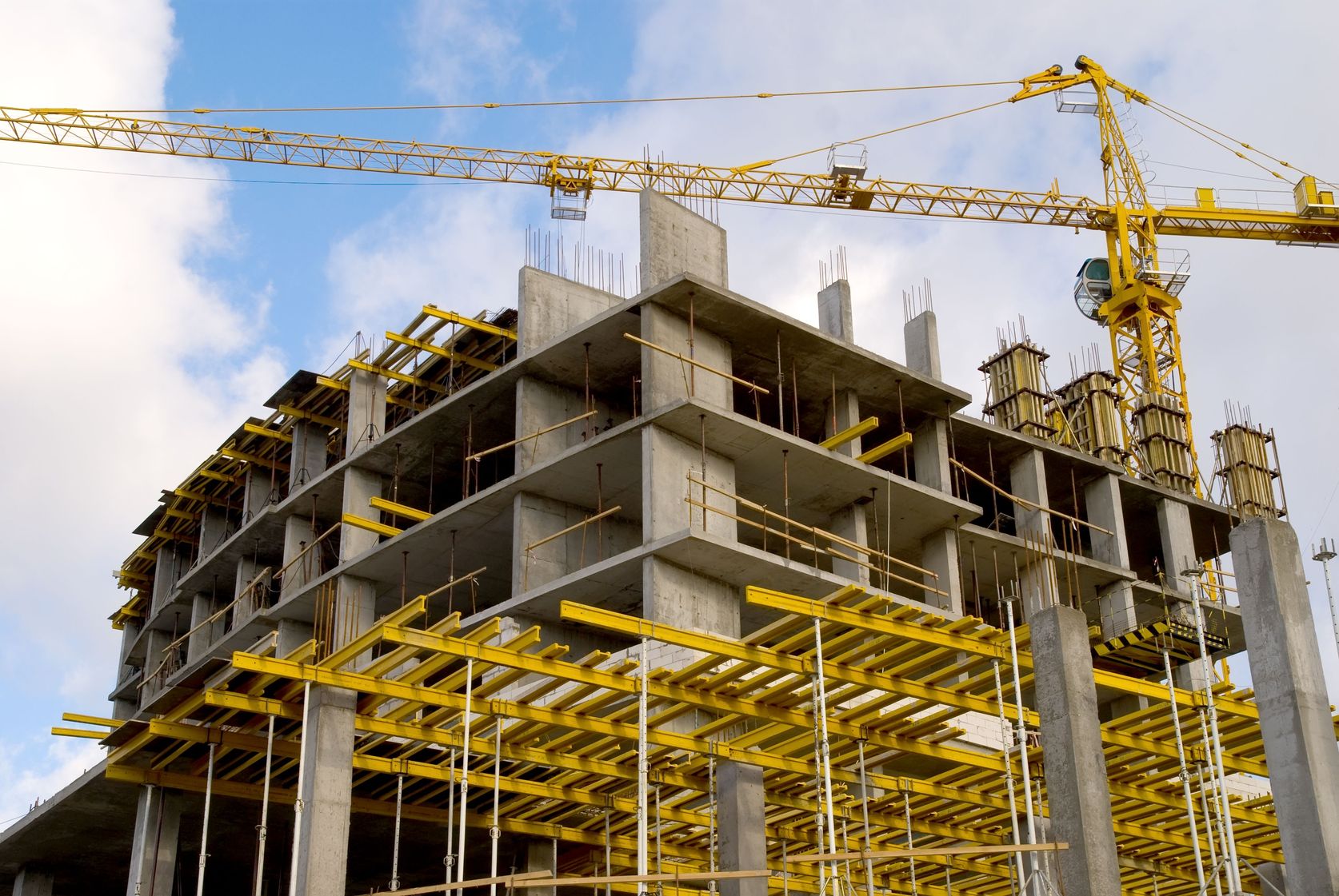 Interni di residenza con soluzioni architettoniche innovative, atmosfere calde e materiali pregiati